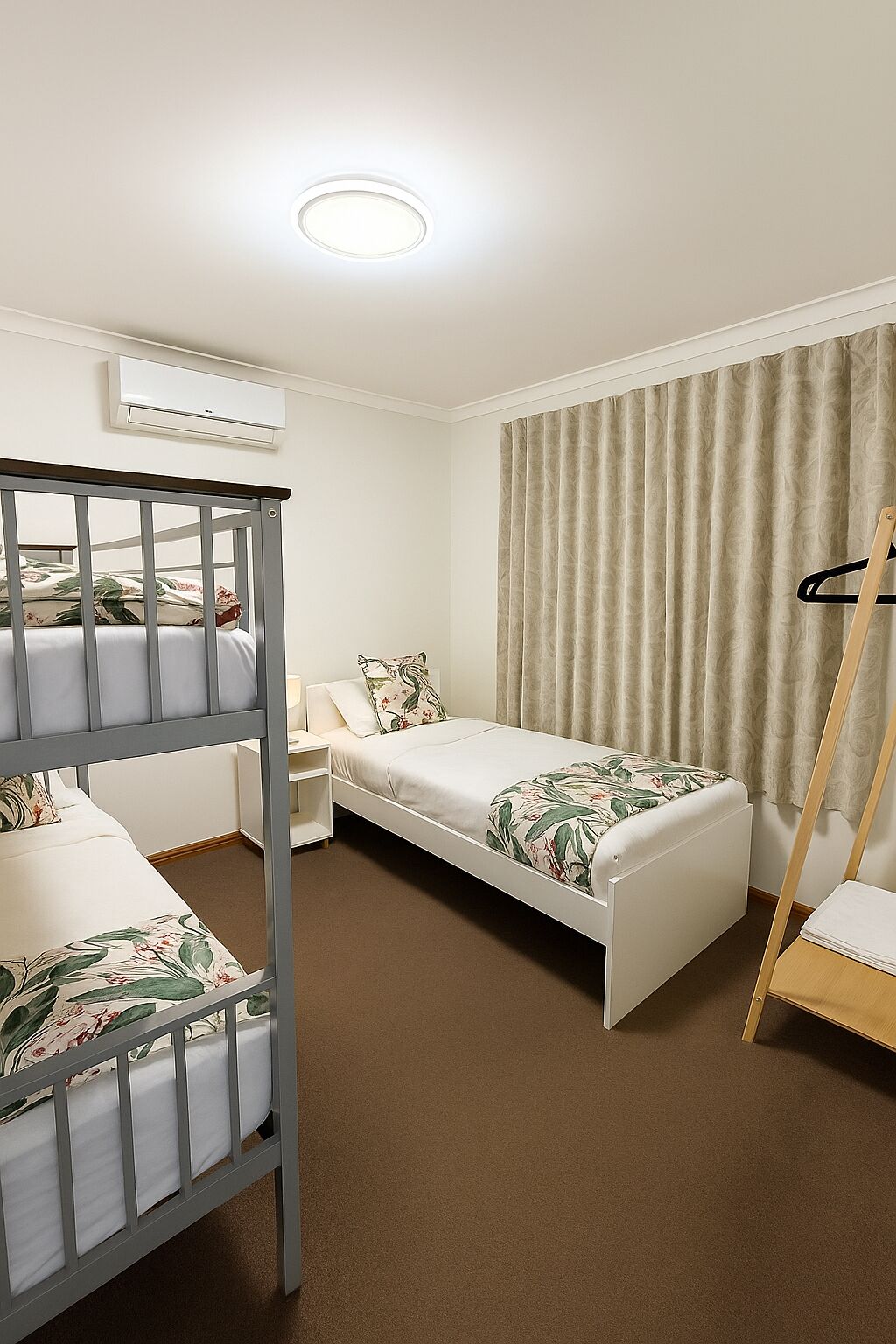 4 slaapkamers, een bureau, een strijkplank/strijkijzer, reisbedje