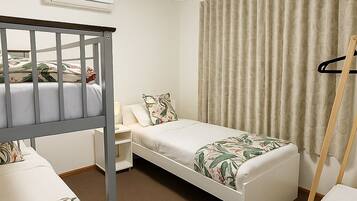 4 slaapkamers, een bureau, een strijkplank/strijkijzer, reisbedje