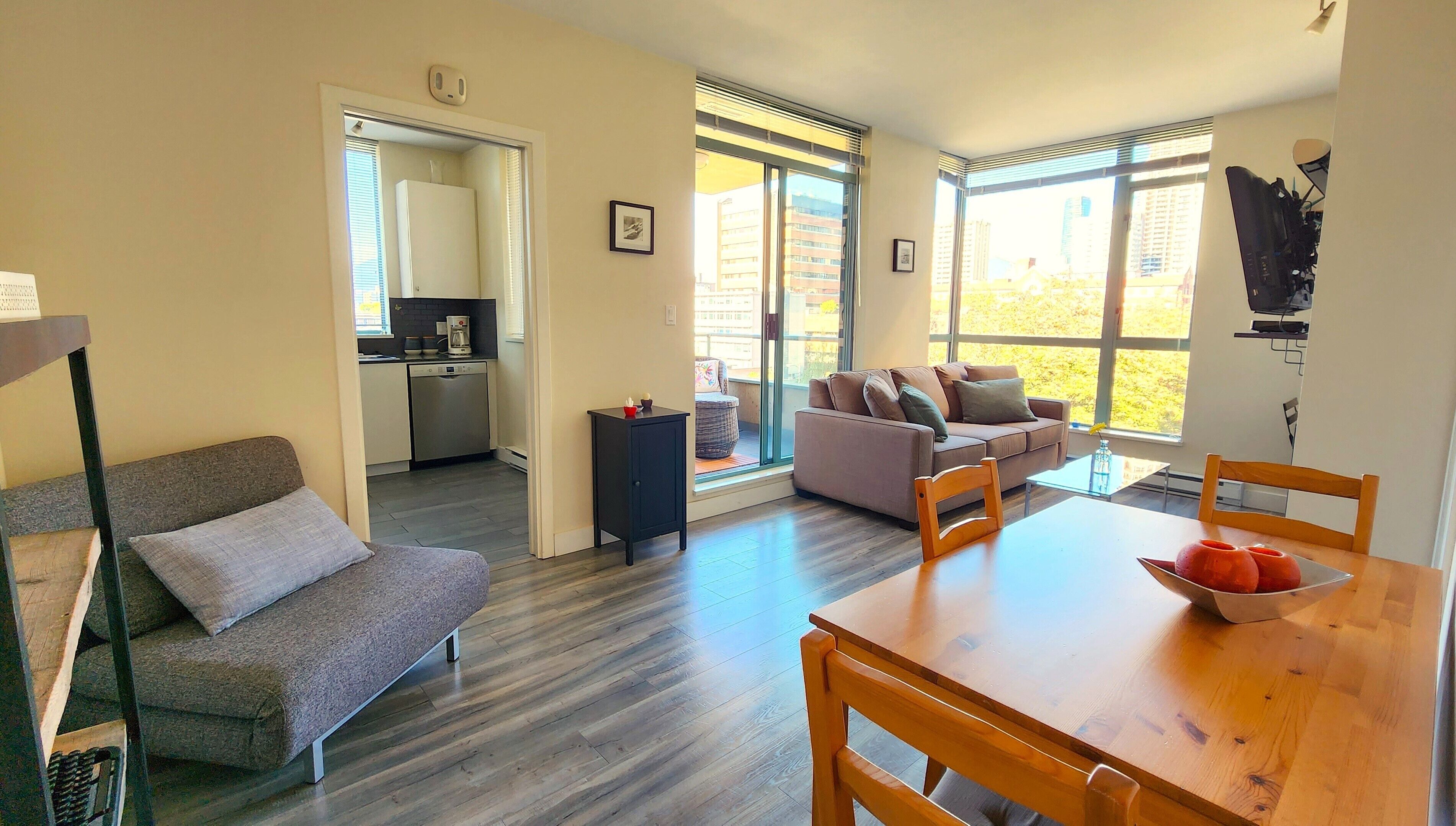 AMAZING  LOCATION CHARMING 1 BDR APT IN DOWNTOWN *4 blocks from Seawall* -