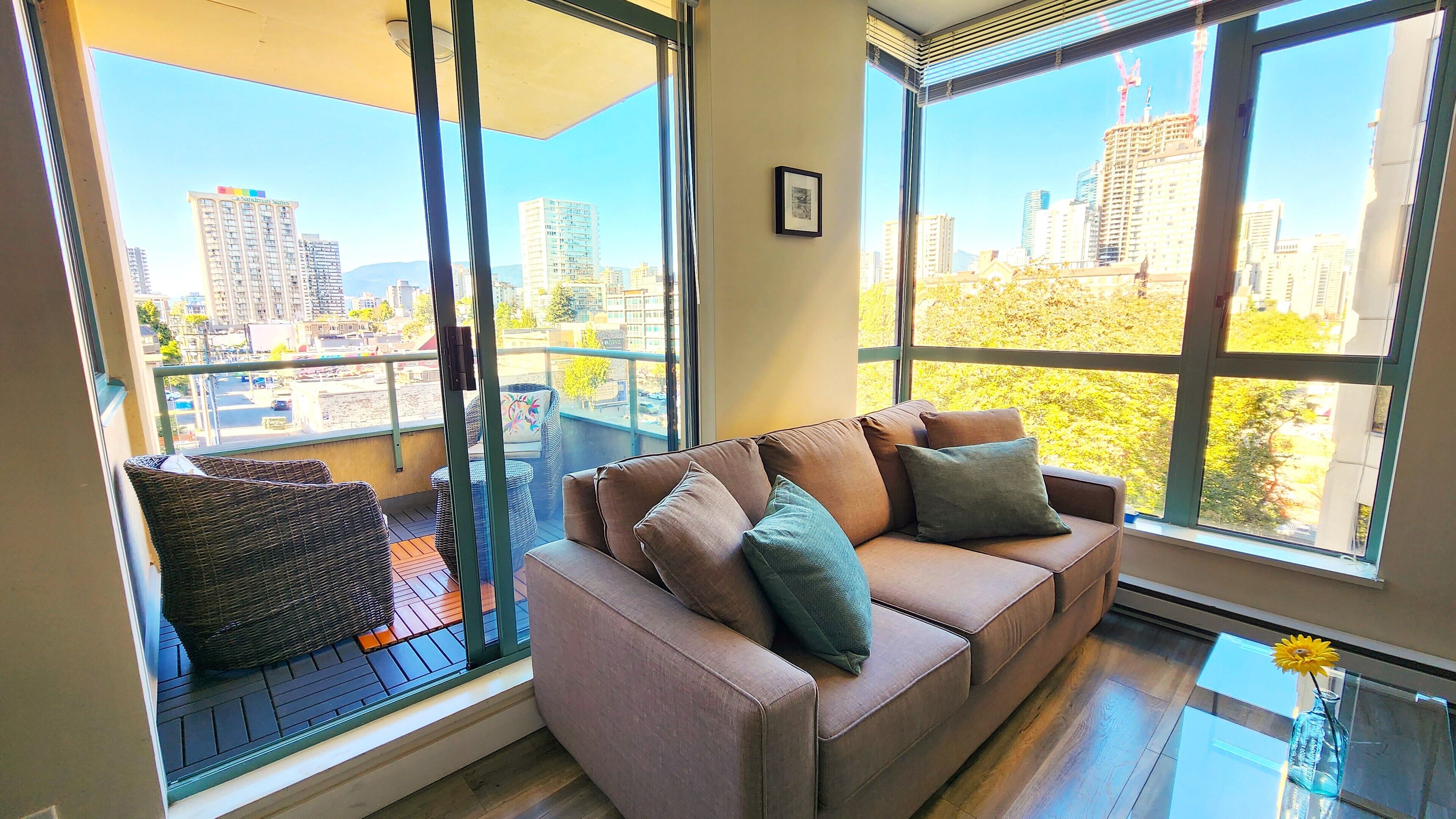 AMAZING  LOCATION CHARMING 1 BDR APT IN DOWNTOWN *4 blocks from Seawall* -