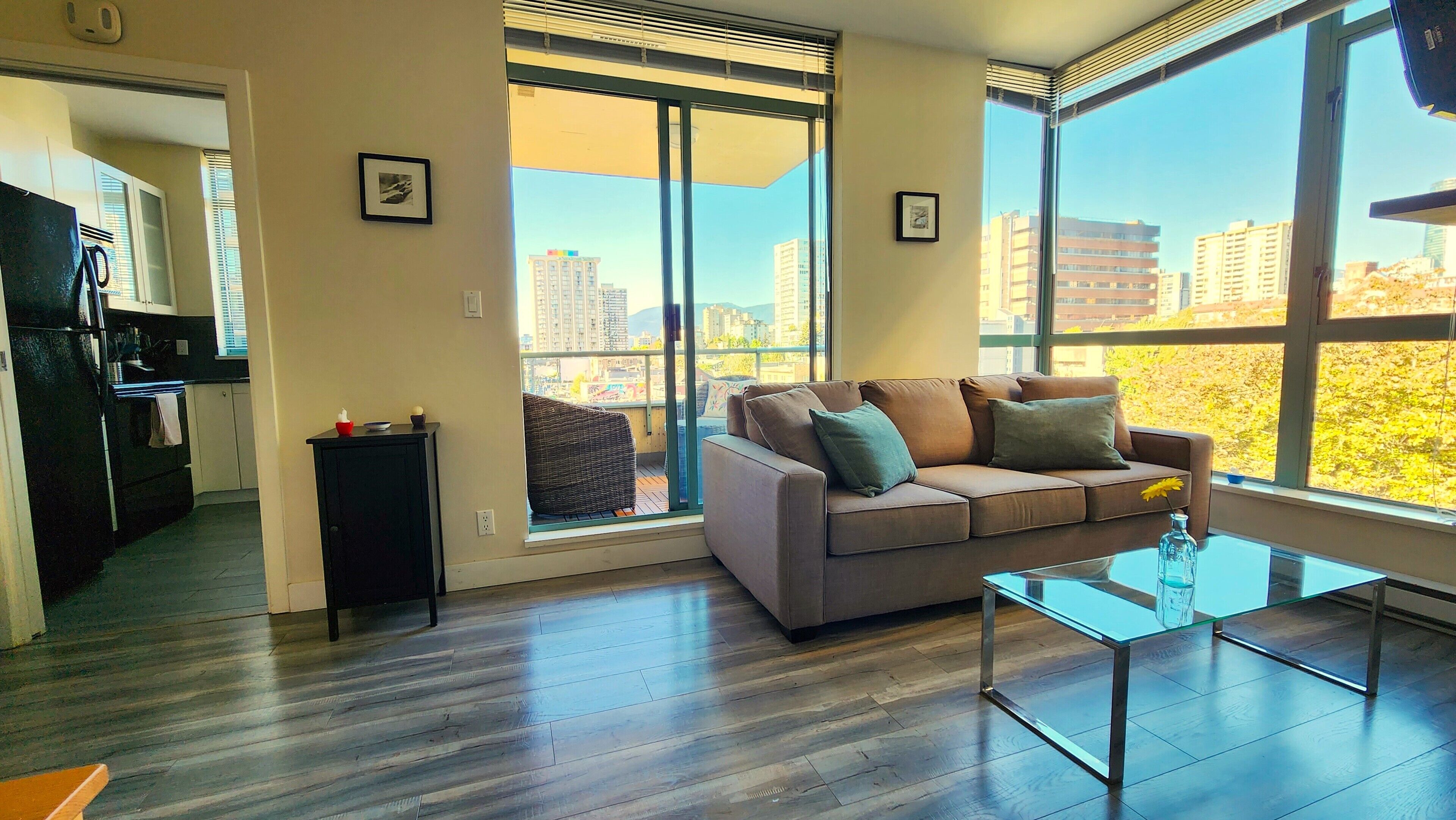 AMAZING  LOCATION CHARMING 1 BDR APT IN DOWNTOWN *4 blocks from Seawall* -