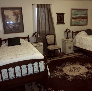 4 Schlafzimmer, Zimmersafe, Schreibtisch, Bügeleisen/Bügelbrett