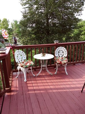 Outdoor dining - Beautiful Modern Swiss Cottage in Athens, NY (Athens)