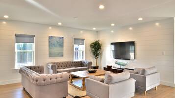 Smart-tv, tv-spel, bordsfotboll och ett bordtennisbord