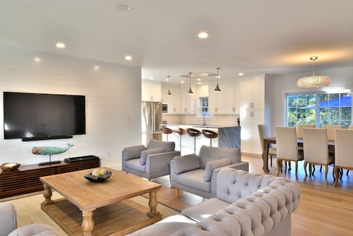 Neues Haus mit Pool, Bocciabahn und 2 Kellerspielräumen in der Nähe von Surfside Beach