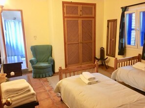 4 bedrooms, iron/ironing board, WiFi, bed sheets