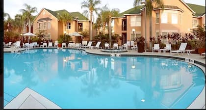 Dazzling Newly Renovated Condo 1.5 miles to Disney