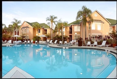 Dazzling Newly Renovated Condo 1.5 miles to Disney