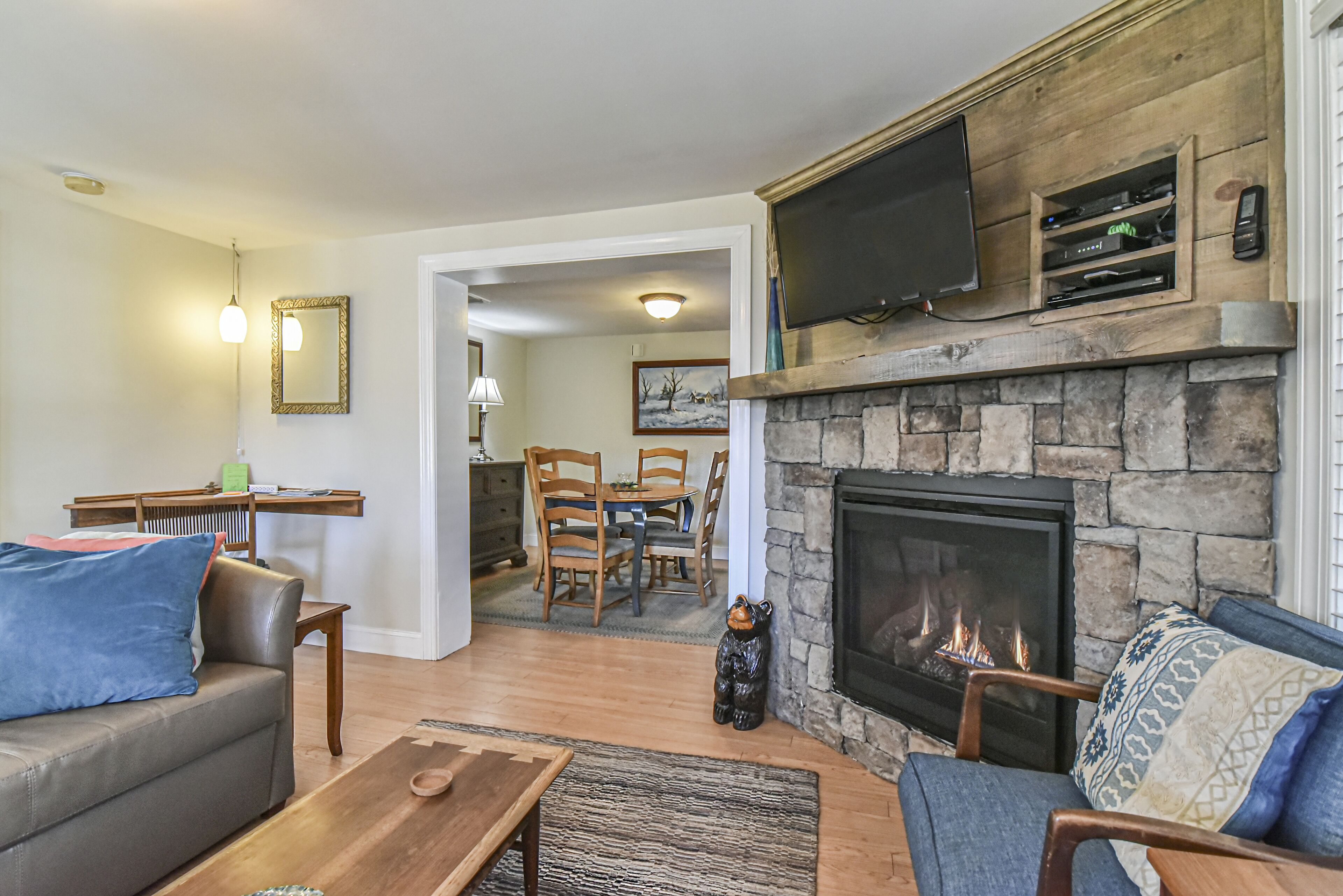 Delightful Cottage - large HOT TUB/SPA 