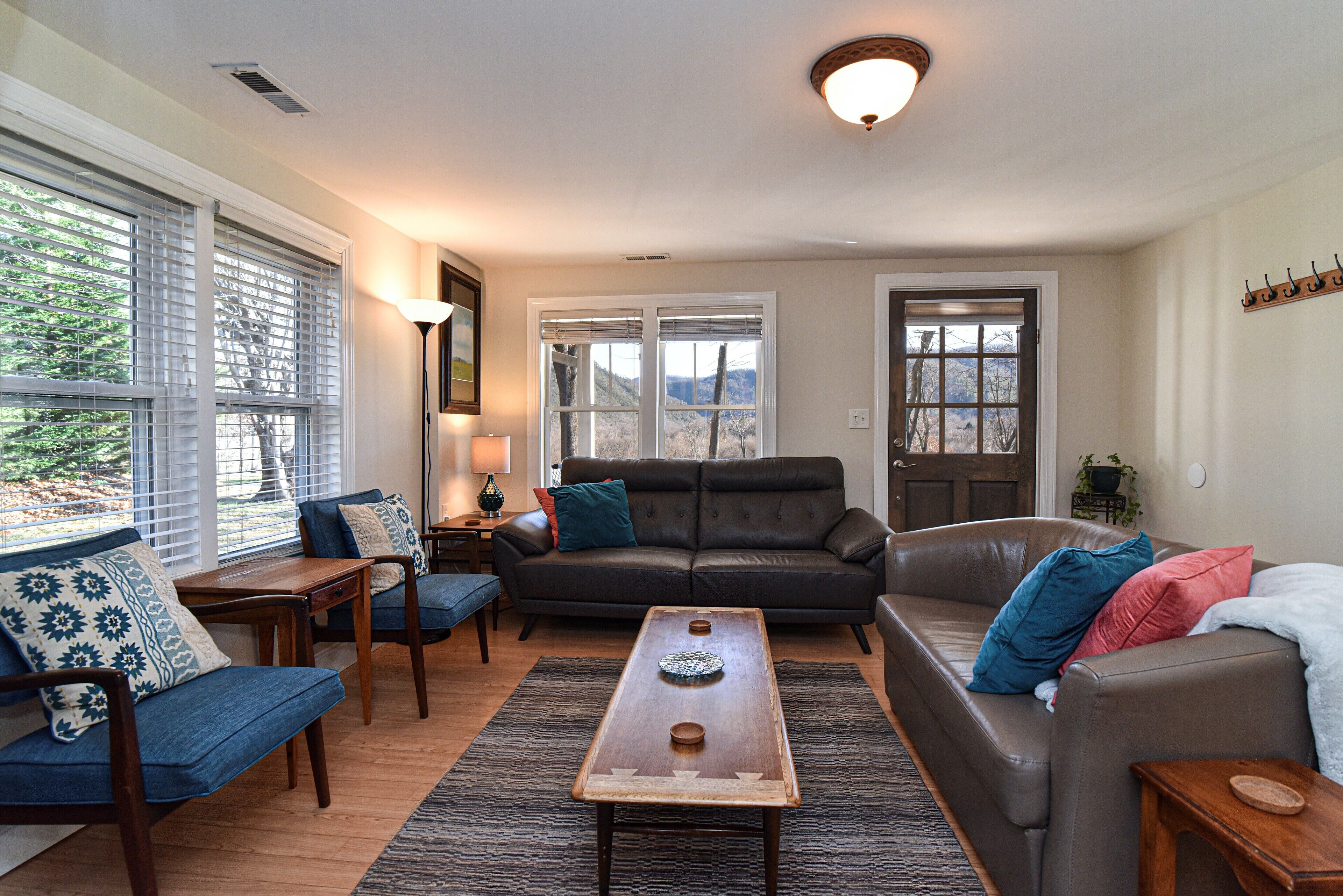 Delightful Cottage - large HOT TUB/SPA 