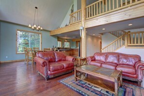 Smart TV, fireplace, DVD player, books - Large Luxurious Girdwood Getaway with Game Room, New Hot Tub, & EV Charger (Girdwood)