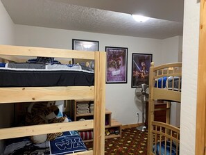 5 bedrooms, desk, iron/ironing board, travel crib