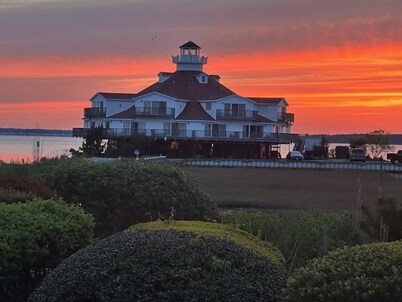 Beautiful Bayside Condo- Perfect Sunsets and Short Walk to Beach - 56th St.