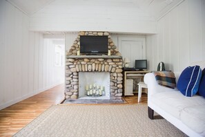 TV connectée, lecteur de DVD, livres