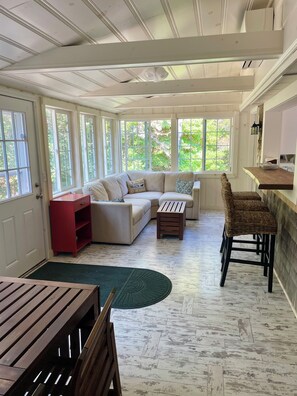 TV connectée, lecteur de DVD, livres