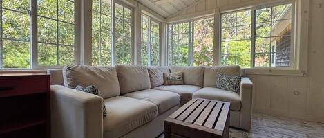 Smart-TV, DVD-Player, Bücher