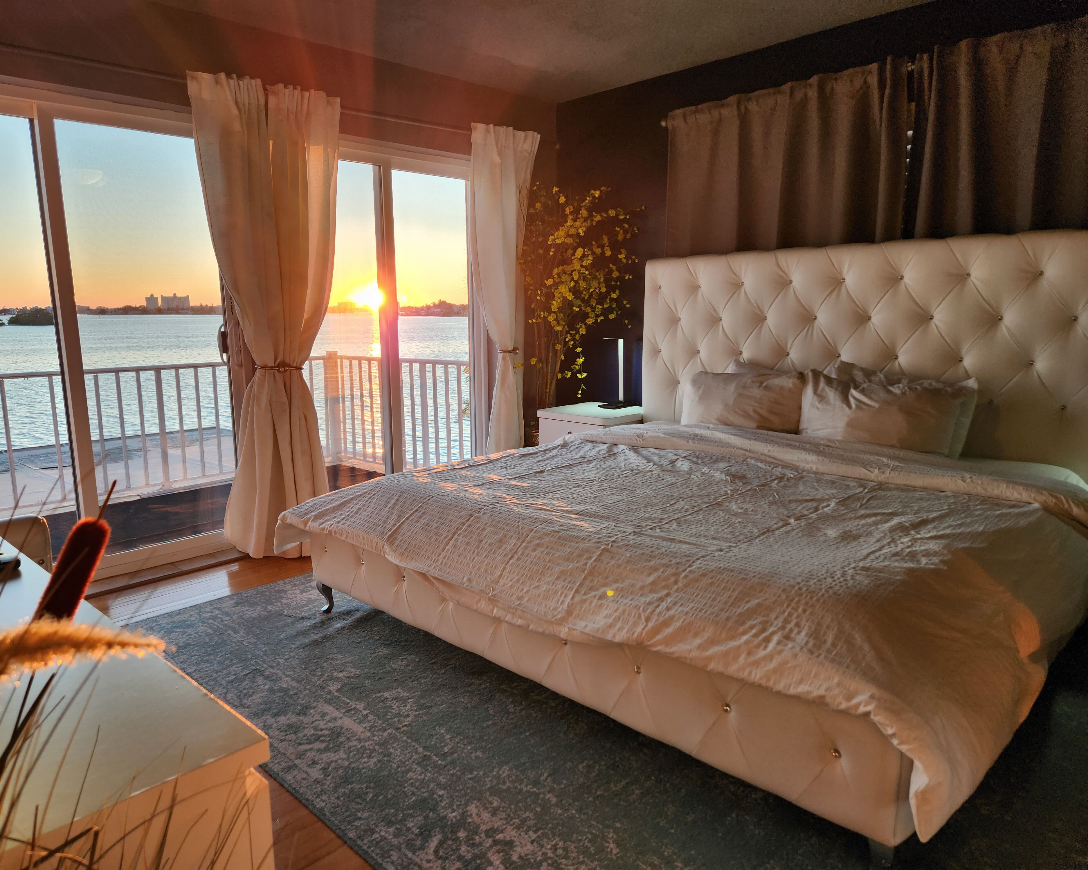 6 bedrooms, desk, iron/ironing board, travel cot