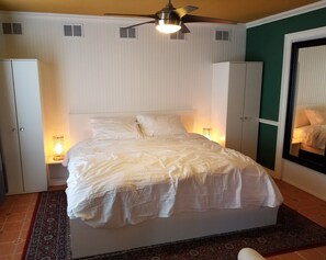 6 bedrooms, desk, iron/ironing board, travel crib