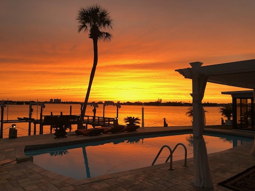 Casa Dolphina: 6BR Waterfront Mini-Resort—Pool & Spa, Sunsets, Dock, St. Pete FL