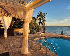 Alberca al aire libre y alberca climatizada