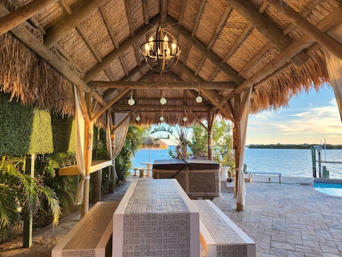 Casa Dolphina: 6BR Waterfront Mini-Resort—Pool & Spa, Sunsets, Dock, St. Pete FL