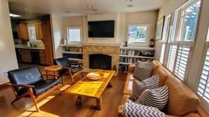 Smart TV, chimenea, biblioteca de música, estéreo