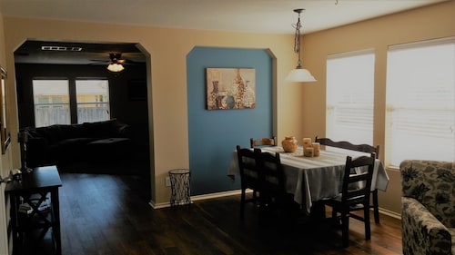 Inmaculate large house, 4 Bed 3 Full Baths, Very close to Sea World and Six