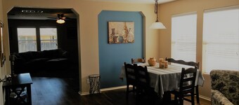 Inmaculate large house, 4 Bed 3 Full Baths, Very close to Sea World and Six