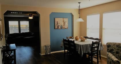 Makelloses großes Haus, 4 Schlafzimmer, 3 Bäder, sehr nah an Sea World und Six