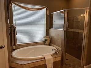 Combined shower/tub, jetted tub, hair dryer, towels - Poolside Beach Living (Palm Coast)