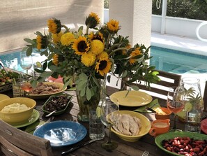 Outdoor dining - Poolside Beach Living (Palm Coast)