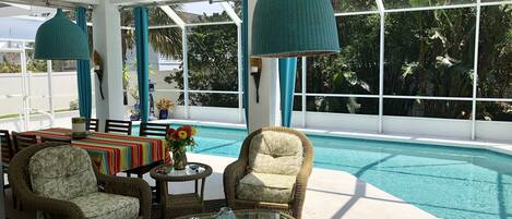 Una piscina al aire libre, una piscina climatizada