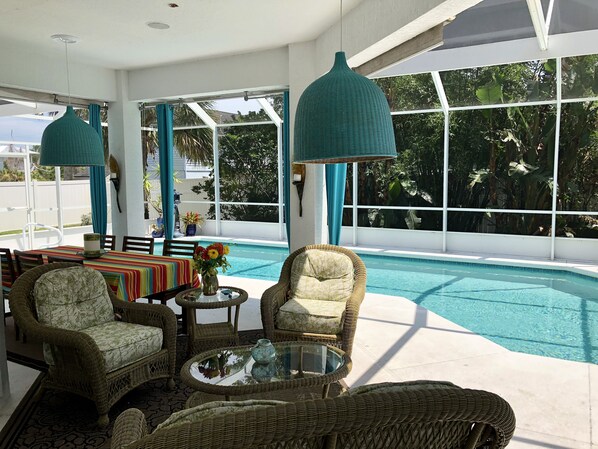 Alberca al aire libre y alberca climatizada