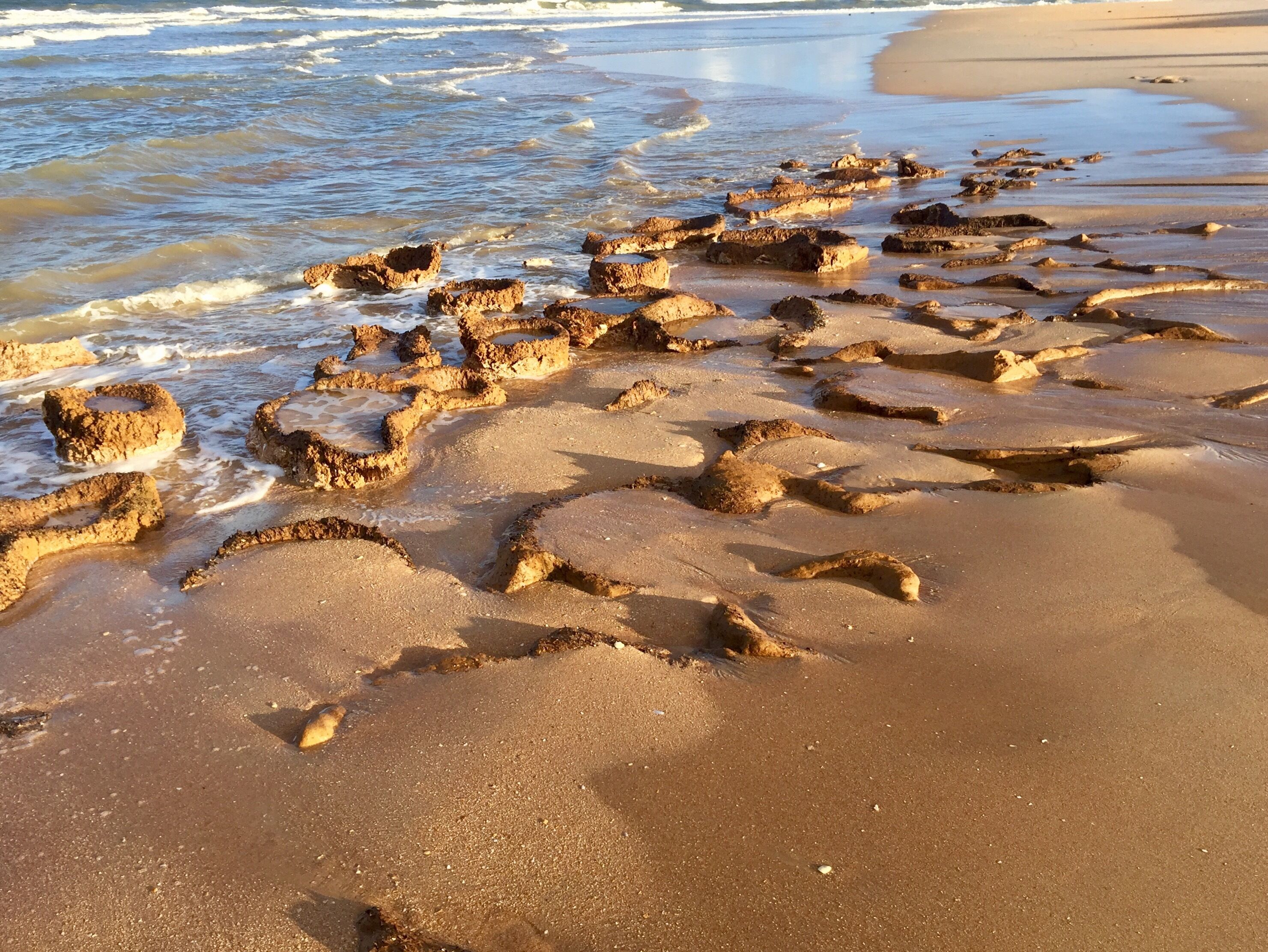 Una spiaggia nelle vicinanze, lettini da mare, teli da spiaggia