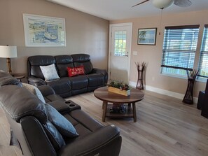 Smart TV, stereo - Manatee Bay , Pool table, Jacuzzi, Pool, Kayaks, REDUCED RATES AVAIL NOW<br> (Marathon)