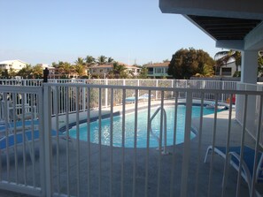 حمّام سباحة خارجي، حمّام سباحة مُدفَّأ