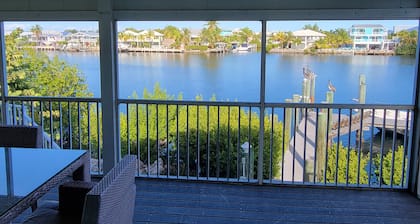 Manatee Bay , Pool table, Pool, Kayaks, Jacuzzi not working.