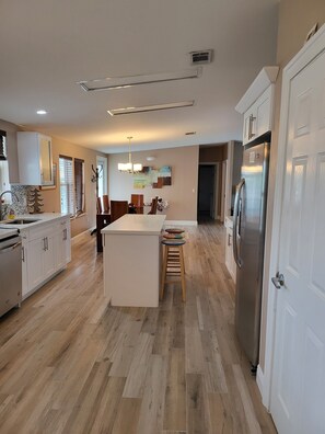 Fridge, microwave, oven, dishwasher - Manatee Bay , Pool table, Jacuzzi, Pool, Kayaks, REDUCED RATES AVAIL NOW<br> (Marathon)