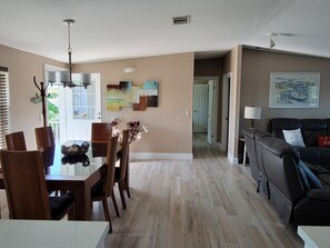 Dining - Manatee Bay , Pool table, Pool, Kayaks, Jacuzzi not working.  (Marathon)