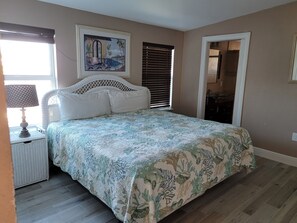 4 bedrooms, iron/ironing board, free WiFi, bed sheets - Manatee Bay , Pool table, Jacuzzi, Pool, Kayaks, REDUCED RATES AVAIL NOW<br> (Marathon)