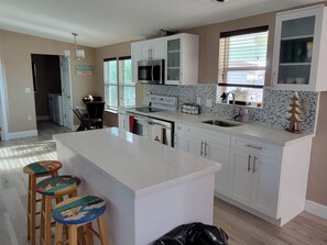 Fridge, microwave, oven, dishwasher - Manatee Bay , Pool table, Jacuzzi, Pool, Kayaks, REDUCED RATES AVAIL NOW<br> (Marathon)