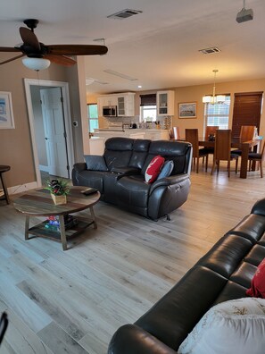 Smart TV, stereo - Manatee Bay , Pool table, Pool, Kayaks, Jacuzzi not working.  (Marathon)