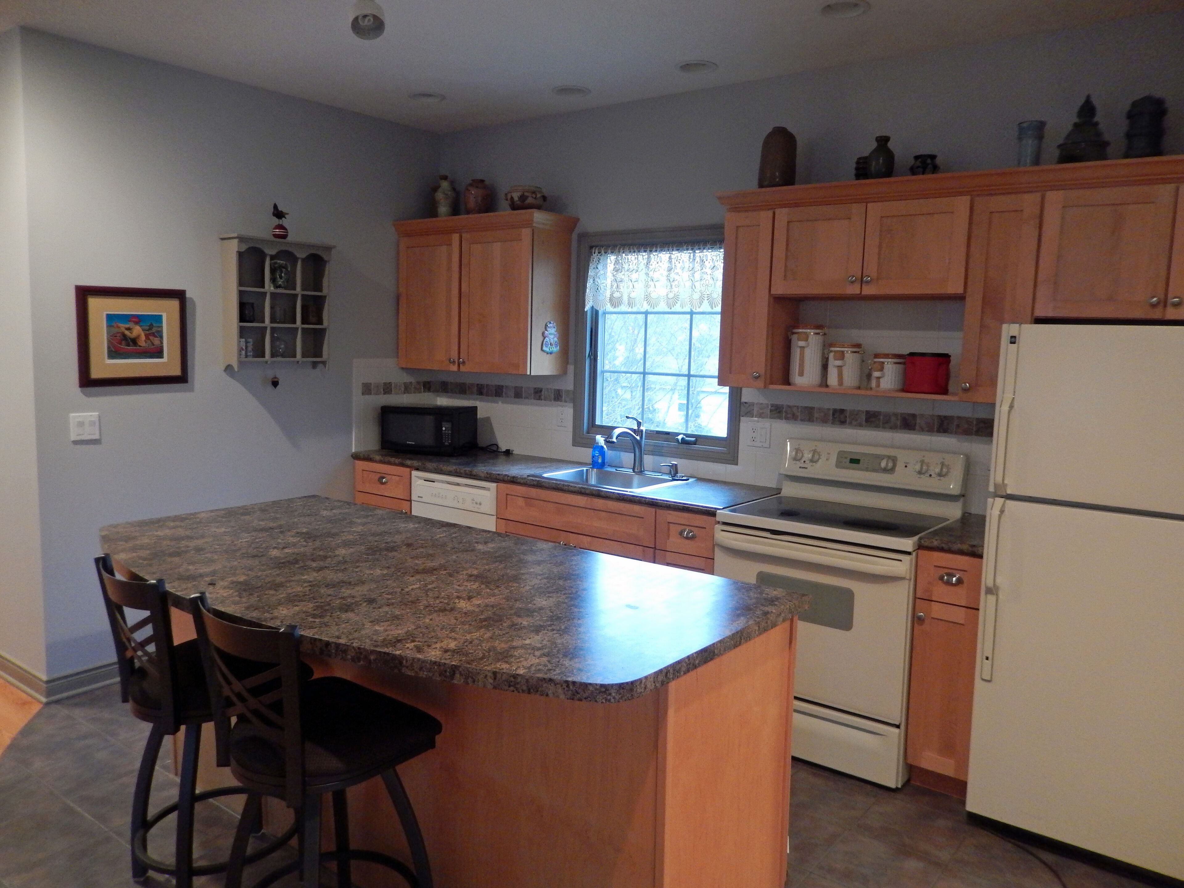 Clean, Close and Convenient Apartment "On the Hill" in Saugatuck