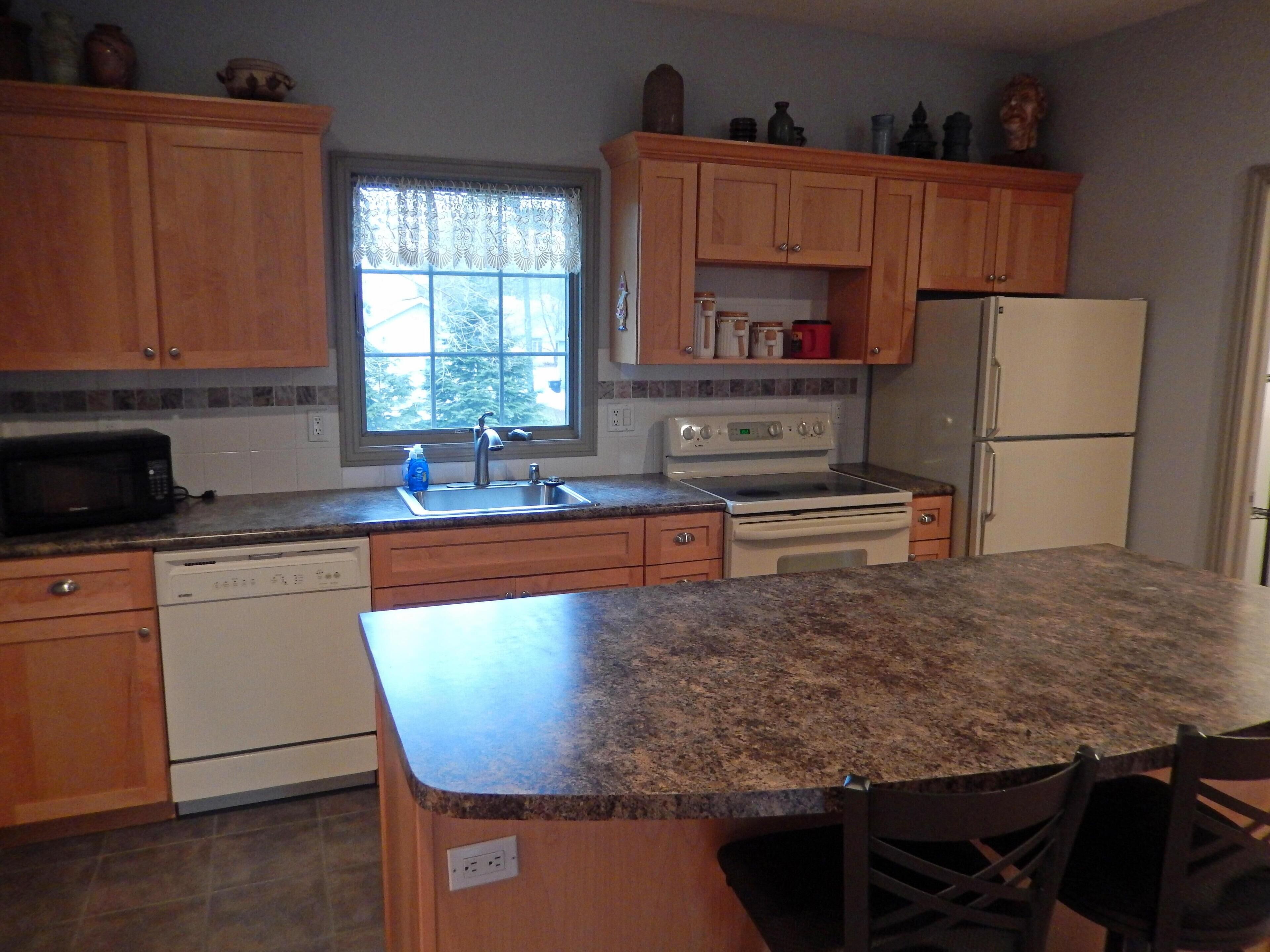 Clean, Close and Convenient Apartment "On the Hill" in Saugatuck