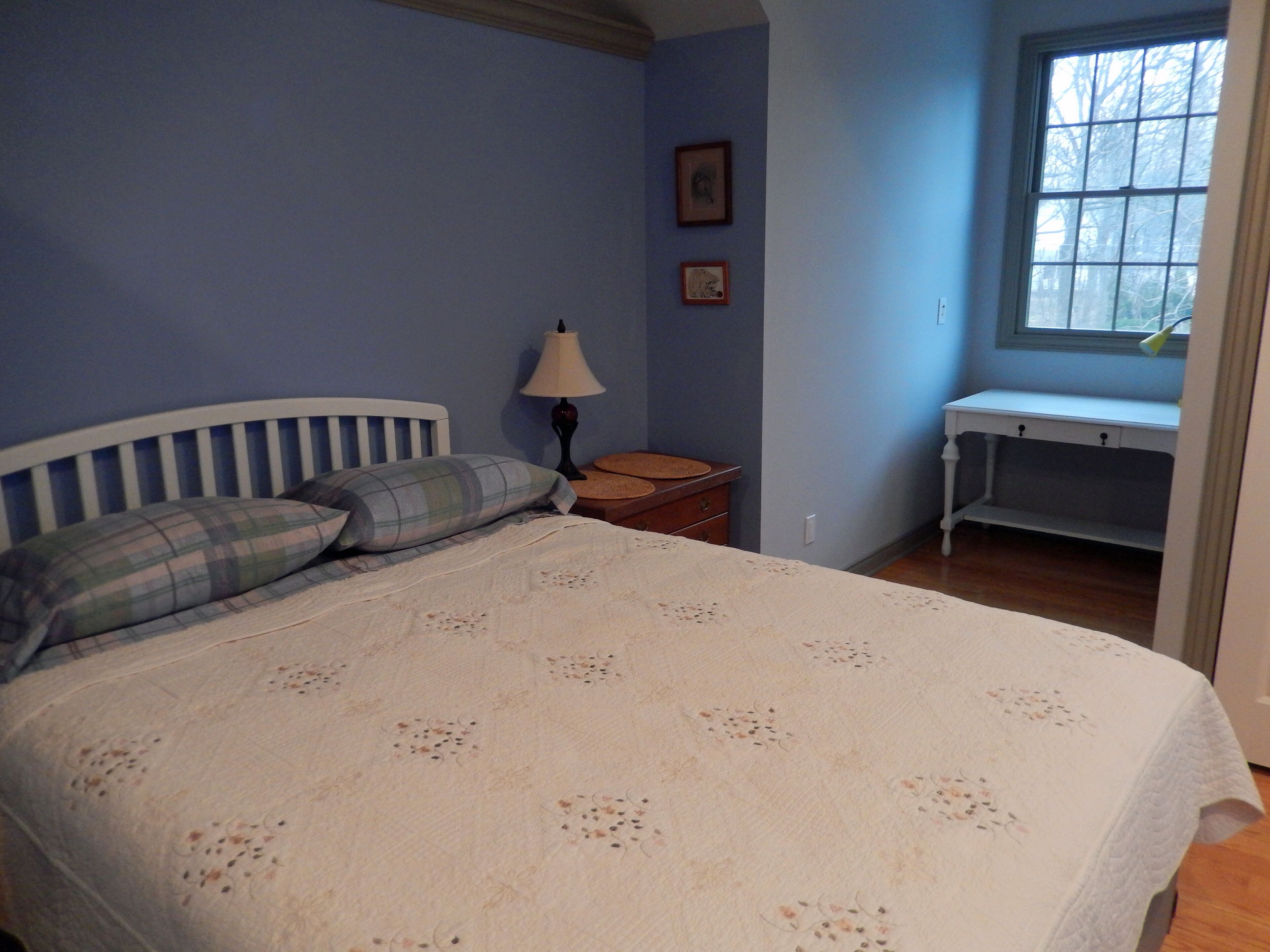 Clean, Close and Convenient Apartment "On the Hill" in Saugatuck