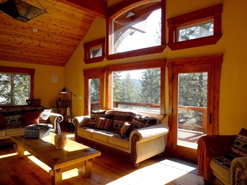 Tahoe Ski Lodge  WiFi, hot-tub sleeps 12