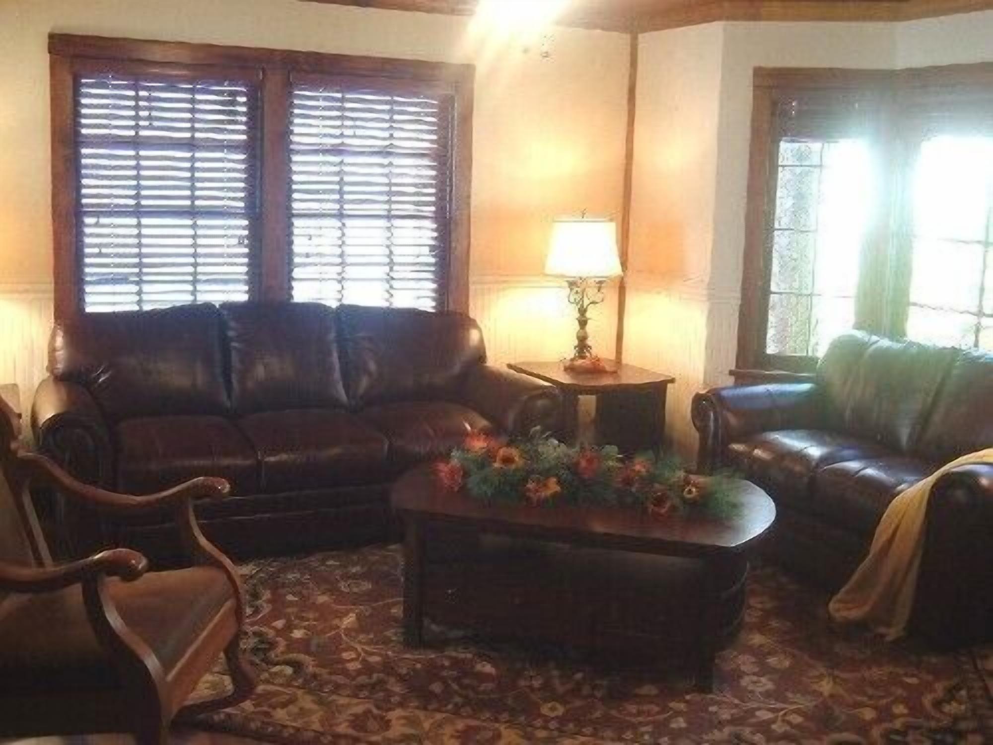 2BR 1.5bath sleeps 6 W/Hottub and WIFI, Pet friendly, non-smoking