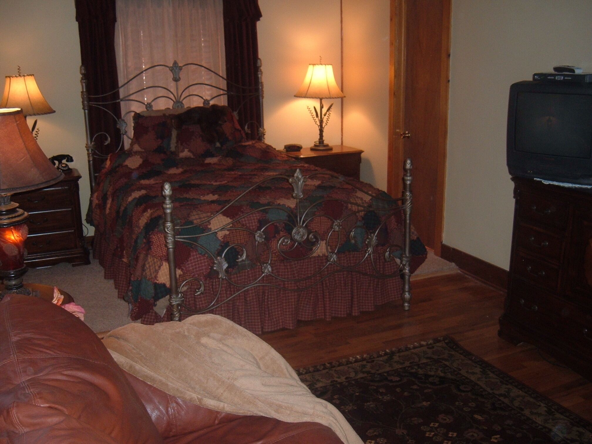 2BR 1.5bath sleeps 6 W/Hottub and WIFI, Pet friendly, non-smoking