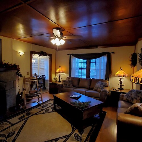 2BR 1.5bath sleep 6 Hottub and WIFI, Pet friendly, non-smoking, Winter Mo disc