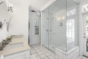 Combined shower/tub, hair dryer, towels